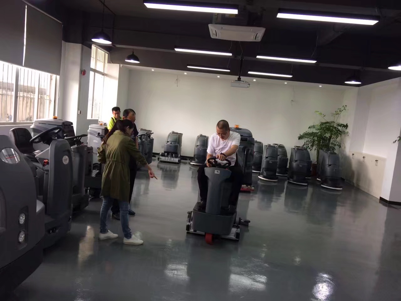 鹹陽洗地車