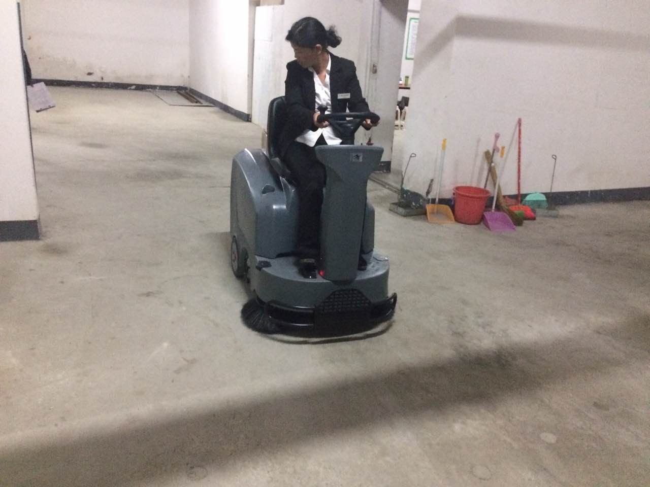 掃地機不同地麵特點及清洗注意事項