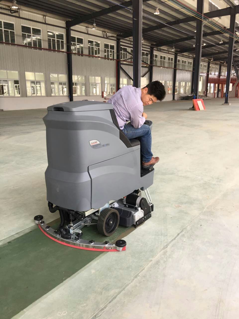 是什麽原因導致駕駛式掃地機刹車燈受損?