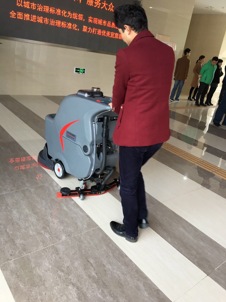 酒店清潔大理石地麵就用靜音洗地機