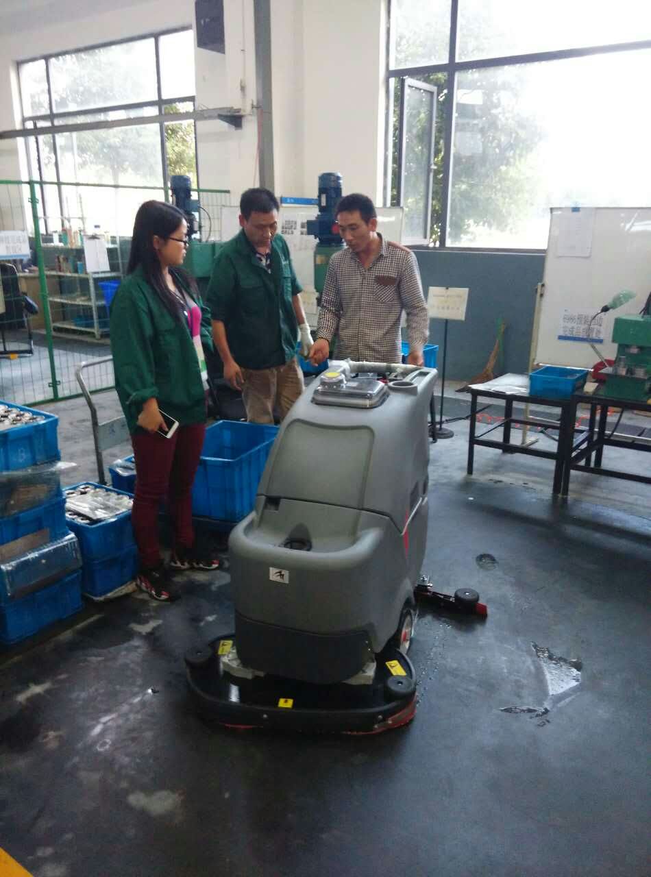 工廠車間環氧地麵很髒不好清洗怎麽辦?