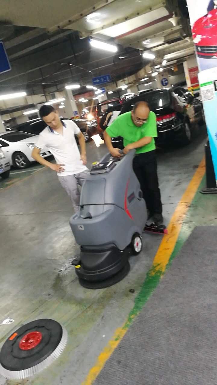 選擇租保潔設備洗地機有什麽好處？