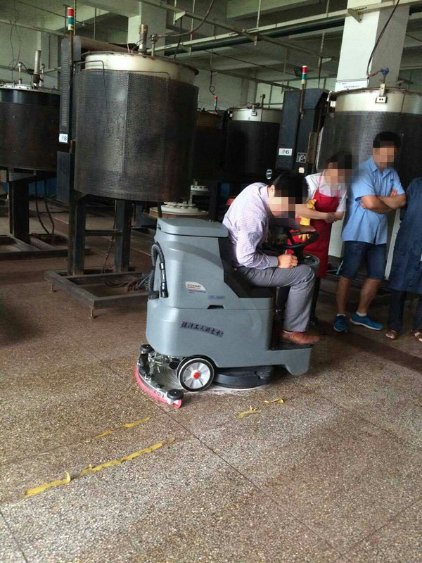 駕駛式洗地機在環境清潔中的獨具優勢在哪裏?