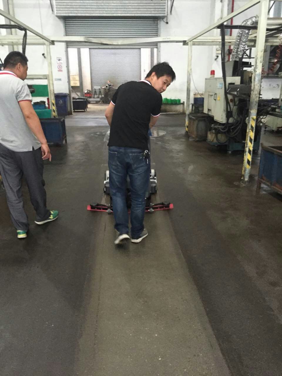 BG大游集团手推式洗地機清洗學校餐廳油汙地麵