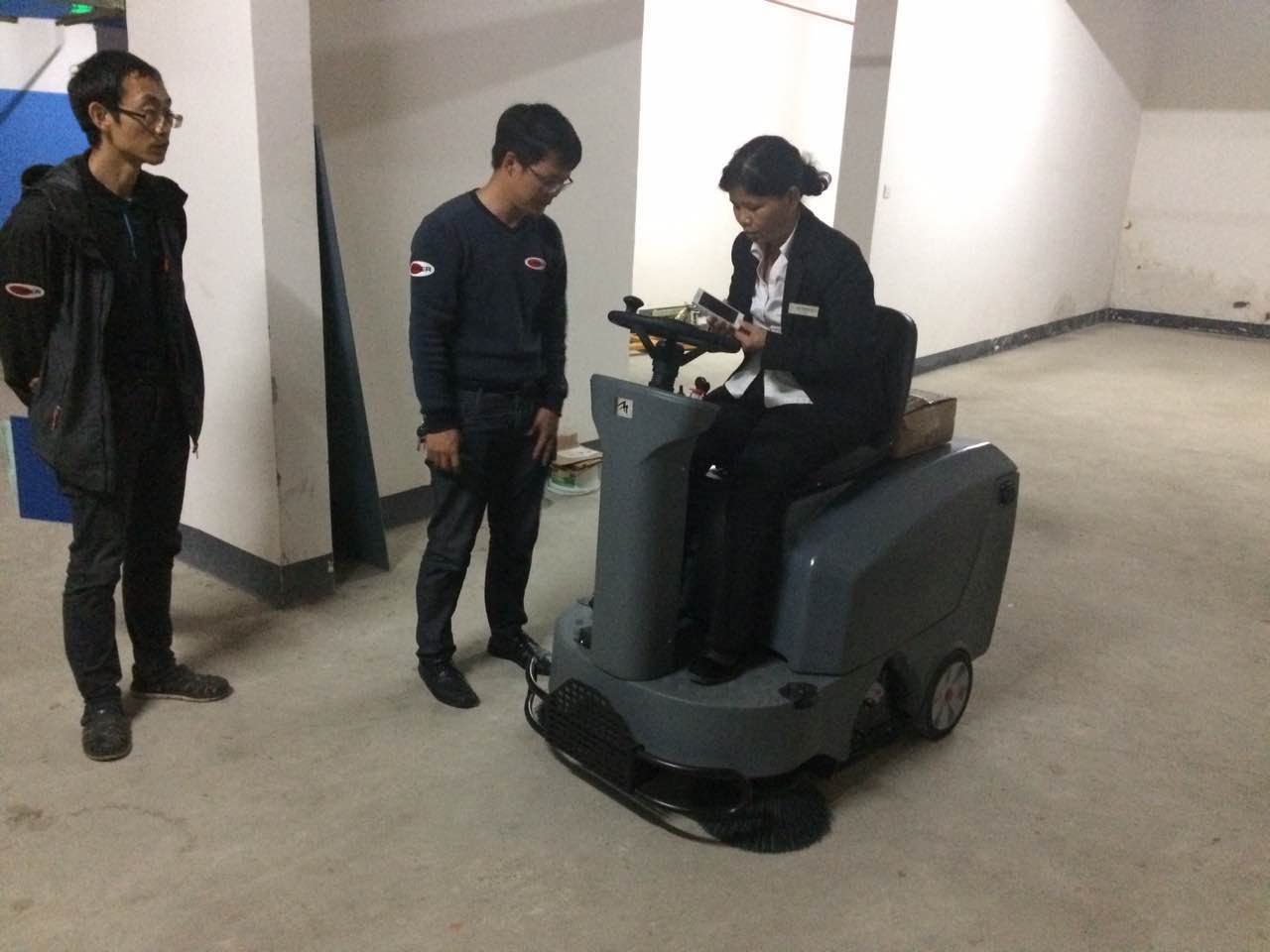 養雞場地麵糞便羽毛雜物用掃地車怎麽打掃？