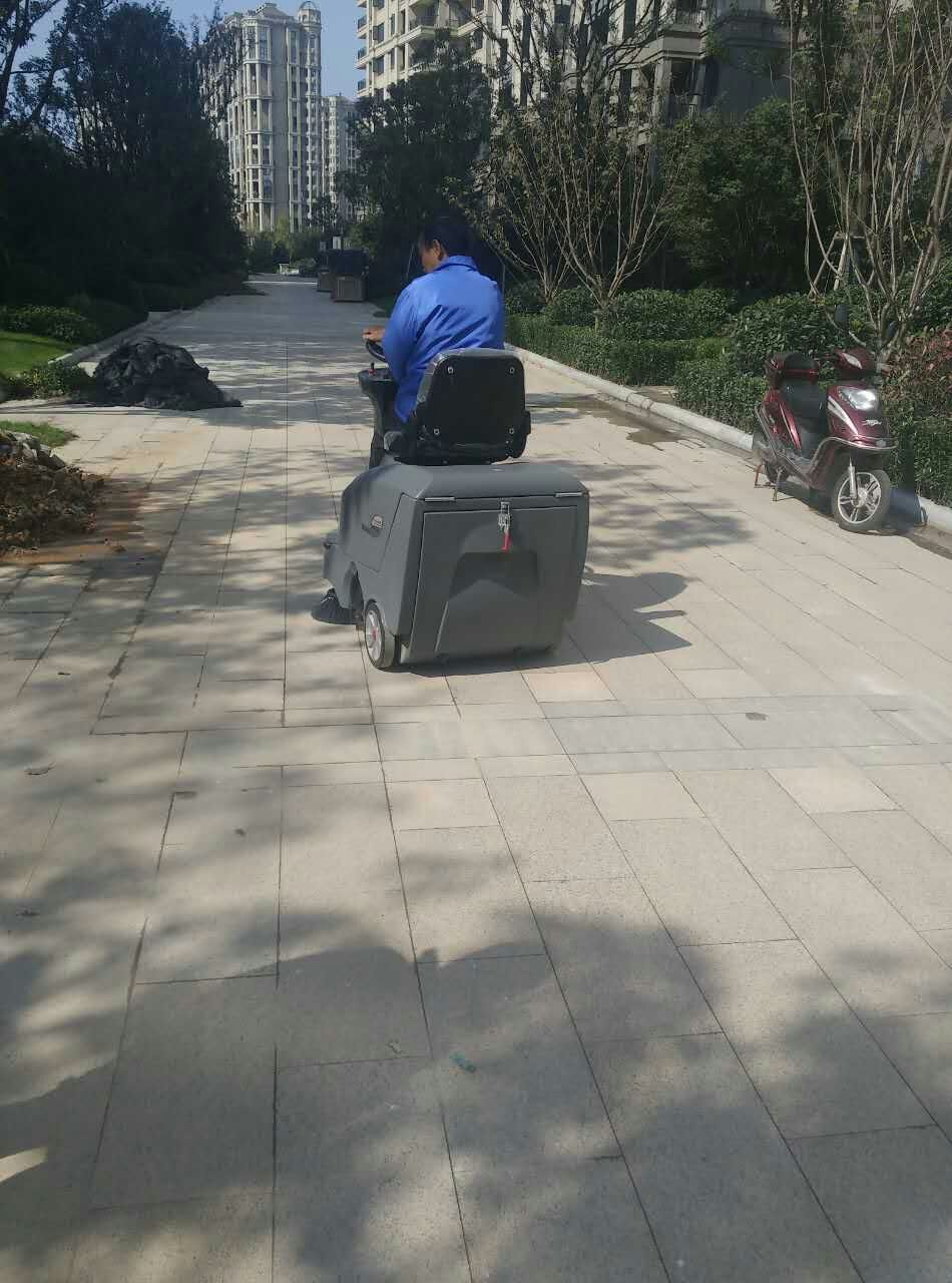 BG大游集团小型駕駛式掃地機為小區增添一抹光彩