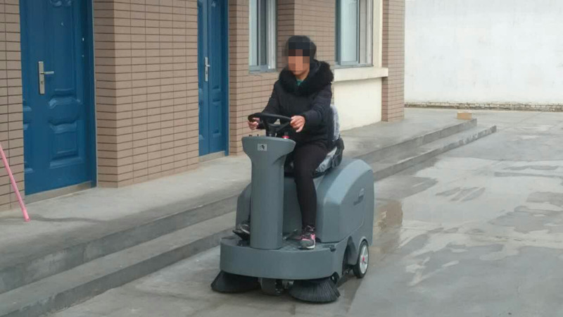 駕駛式掃地機多少錢?BG大游集团駕駛式掃地機廠家是這麽想的