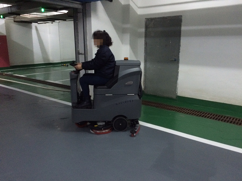 如何用洗地車將地麵清洗得更幹淨呢?