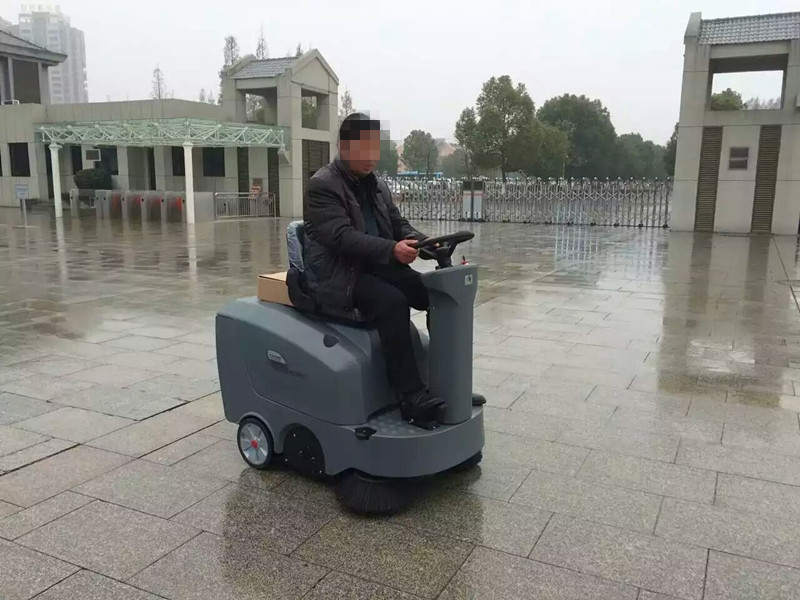 汽車維修廠行業地麵清潔就用掃地車