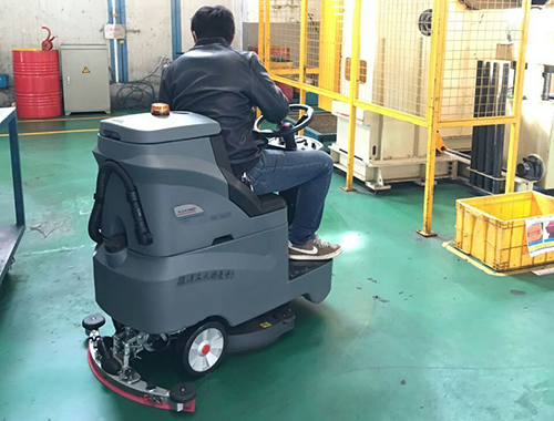 洗地車針對地麵油汙的清潔利器