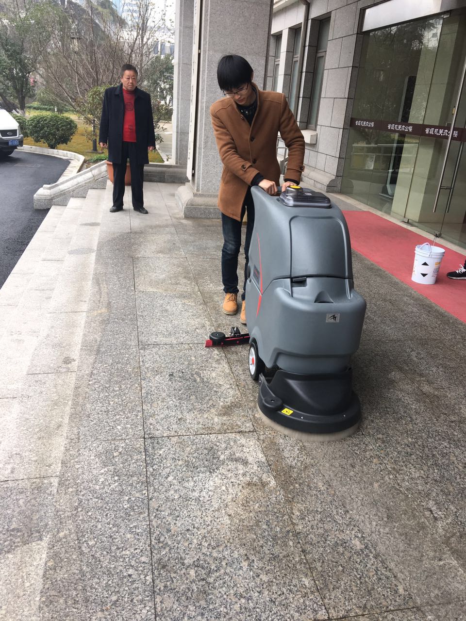 工廠為什麽需要洗地機等清潔設備