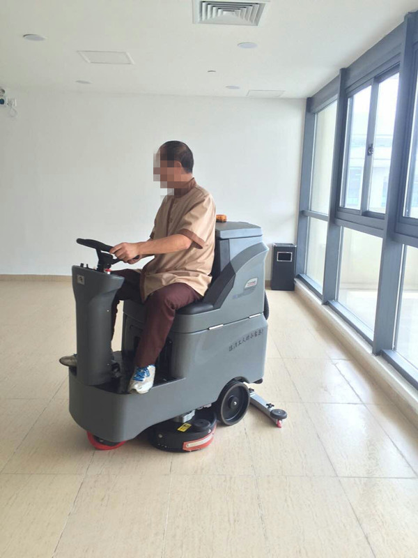 開車做保潔，駕駛式洗地機讓保潔工作體麵起來
