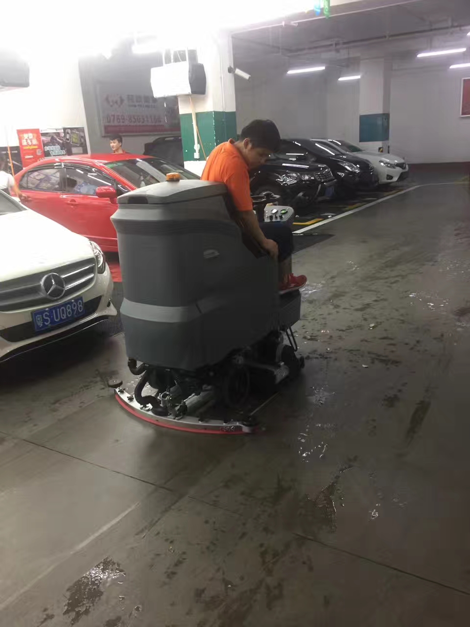 中型駕駛洗地機怎樣把地麵清洗幹淨