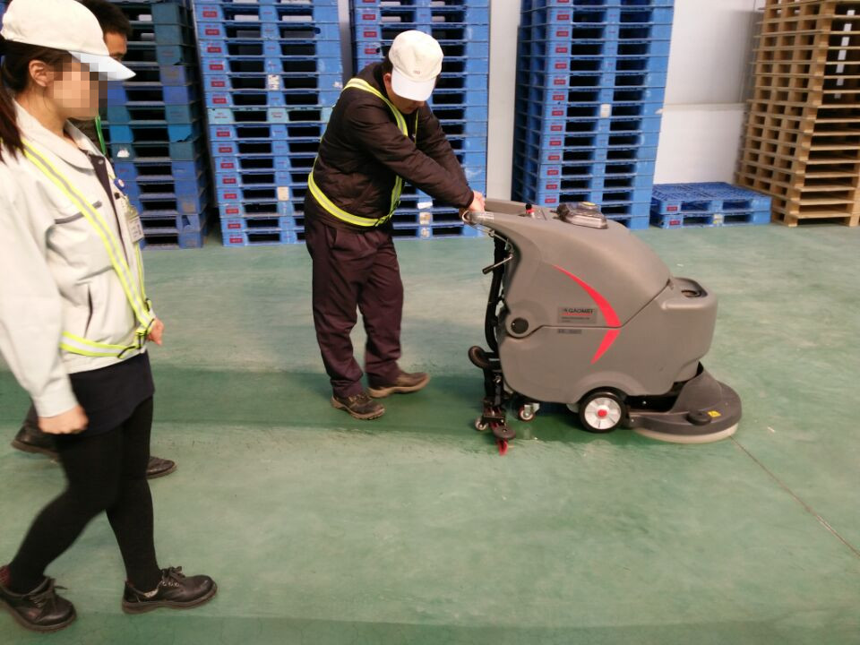 電子廠無塵車間地麵清潔就用BG大游集团全自動洗地機