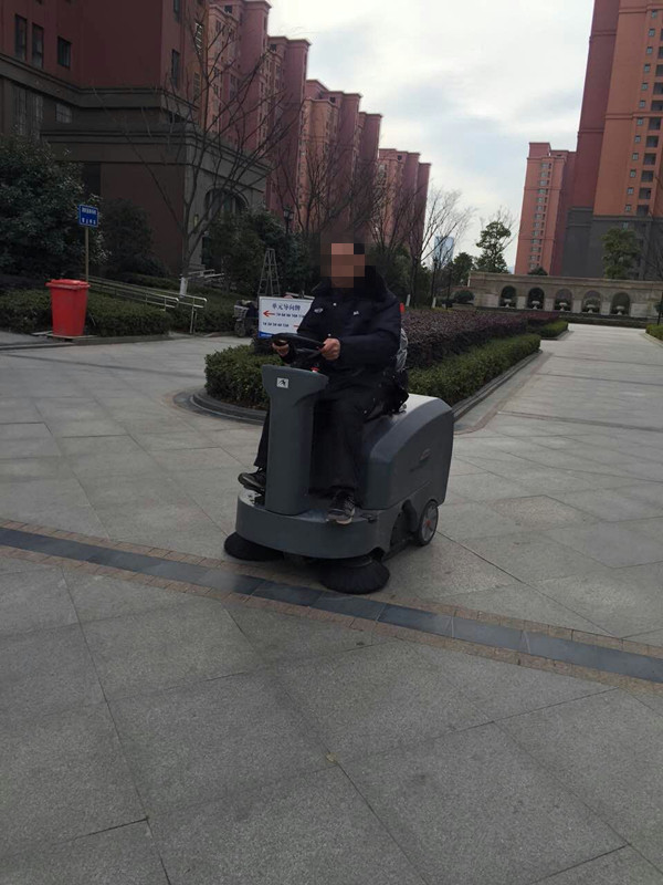 為什麽越來越多的小區物業采購電動駕駛式掃地機