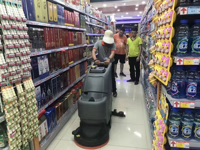 超市地麵清潔機使用注意事項